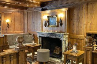 Blick auf den Kamin in der Lobby im Parkhotel Oberstaufen.