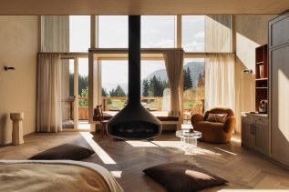 Einblick in eine Suite im Berghotel Schlossanger Alp in Pfronten.