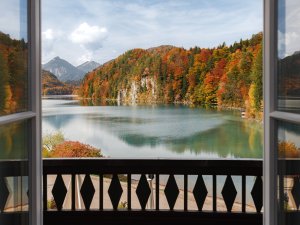 er herbstliche Ausblick vom AMERON Neuschwanstein Alpsee Resort & Spa in Schwangau.