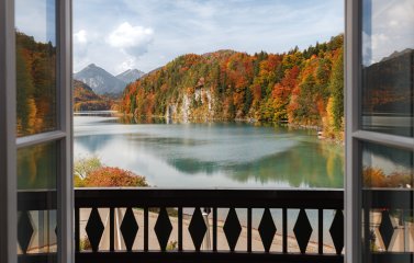 er herbstliche Ausblick vom AMERON Neuschwanstein Alpsee Resort & Spa in Schwangau.