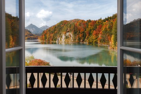 er herbstliche Ausblick vom AMERON Neuschwanstein Alpsee Resort & Spa in Schwangau.