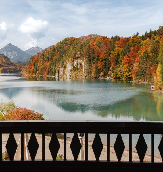 er herbstliche Ausblick vom AMERON Neuschwanstein Alpsee Resort & Spa in Schwangau.