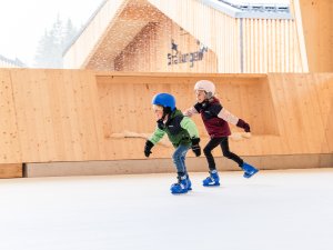 Zwei Kinder beim Schlittschuhfahren im Allgäuer Berghof in Gunzesried.
