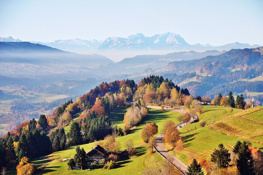 Der Ausblick über die herbstliche Kulisse beim Hotel Allgäu Sonne in Oberstaufen.