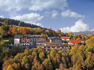 Die Außenansicht im Herbst des Hotel Allgäu Sonne in Oberstaufen.