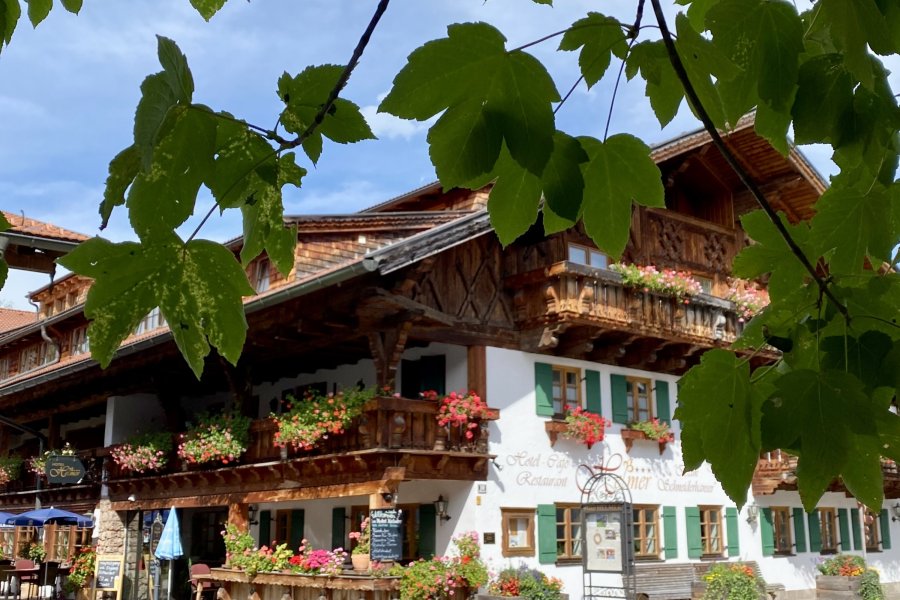 Das Hotel Helmer in Schwangau von außen im Sommer.