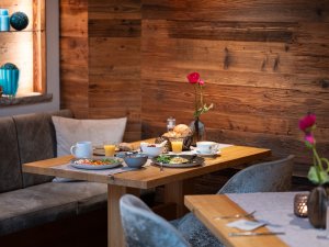 Ein Frühstückstisch im Restaurant des Berwanger Hof in Obermaiselstein.