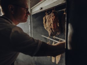 Die Zubereitung von Fleisch im Hotel Helmer in Schwangau