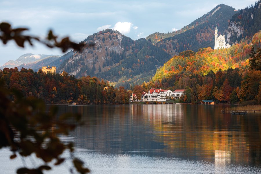 Der Ausblick auf das AMERON Neuschwanstein Alpsee Resort & Spa im Herbst.