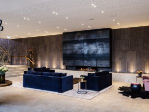 Die Lobby des AMERON Neuschwanstein Alpsee Resort & Spa in Schwangau.