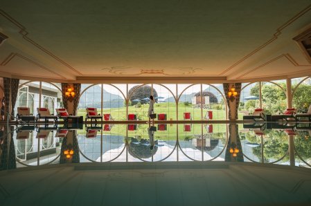 Blick auf den Innenpool im SCHÜLE'S Gesundheitsresort & Spa in Oberstdorf.