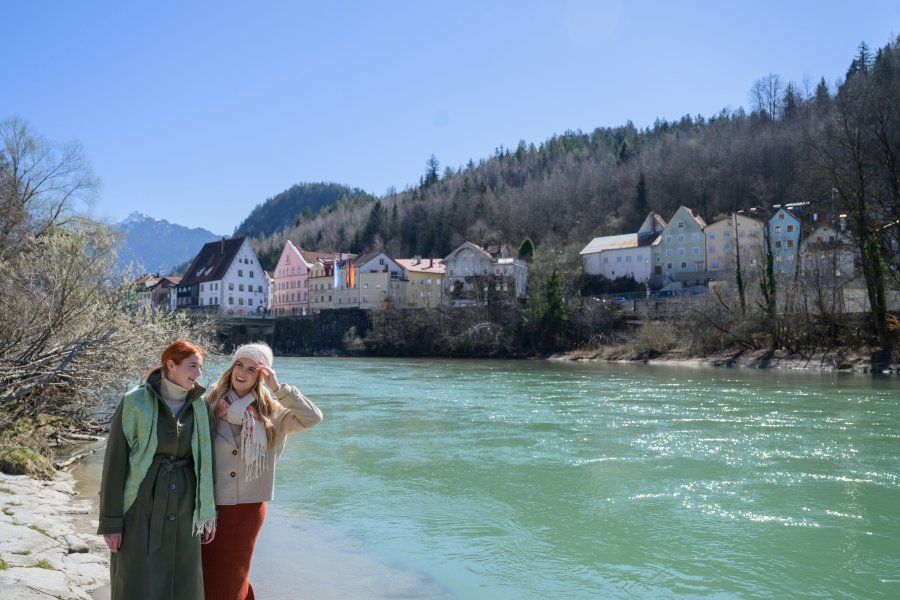 Tourismusverband Ostallgäu e. V. Fotograf Peter von Felbert Zwei Frauen stehen neben dem Lech im Herbst