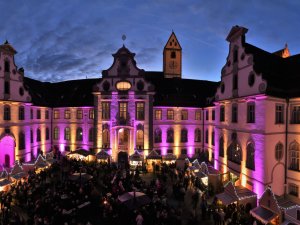 Der Füssener Adventsmarkt in abendlicher Beleuchtung
