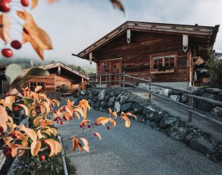 Die Alpzitt Chalets von außen im Herbst in Burgberg.