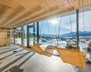 Der Ausblick vom Wellnessbereich des PANORAMA Allgäu Spa Resort im Winter in Rückholz.
