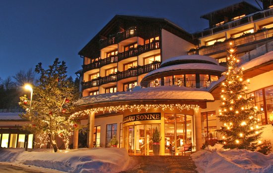 Hotel Allgäu Sonne Außenansicht Winter Die Außenansicht im Winter des Hotel Allgäu Sonne in Oberstaufen abends.