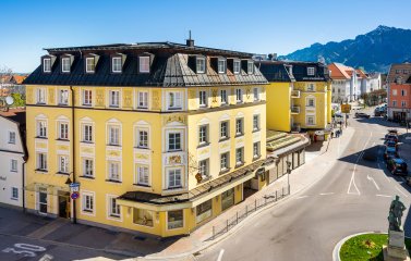 Das Hotel Schlosskrone in Füssen von außen im Sommer.