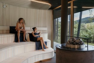Gäste in der Sauna der Kraftquelle Fanny in Maierhöfen.