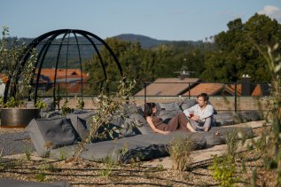 Gäste entspannen auf der Terrasse der Kraftquelle Fanny in Maierhöfen.