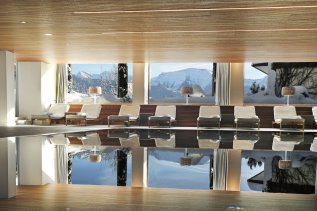 Blick auf den Innenpool im Winter im Hotel Allgäu Sonne in Oberstaufen.