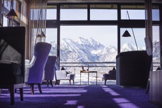 Das Restaurant im Hotel König Ludwig in Schwangau mit winterlicher Aussicht.
