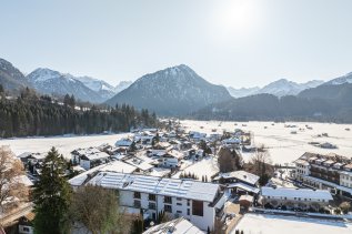 Das Hotel Exquisit in Oberstdorf von oben im Winter.