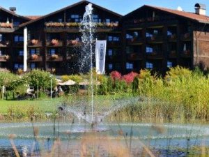 Außenbild des Lindner Parkhotel & Spa in Oberstaufen im Sommer mit Blick auf das Hotelgebäude