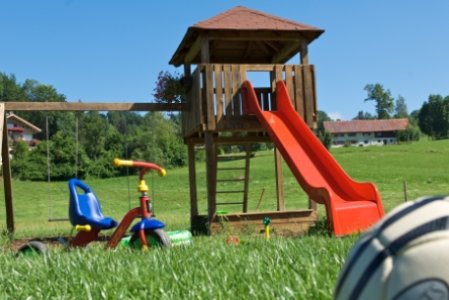 Hotel Mühlenhof Spielturm mit Rutsche für Kinder