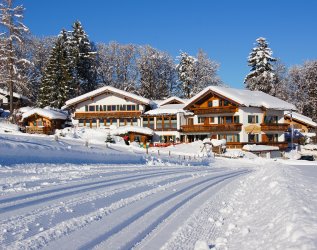 Außenansicht des Landhotels Alphorn in Ofterschwang im Winter.