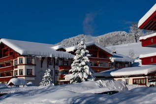 Koenigshof Hotel Resort Außenansicht Winter
