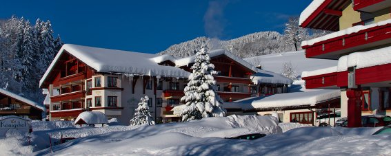 Koenigshof Hotel Resort Außenansicht Winter