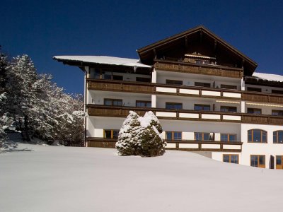 Hartungs Hoteldorf Außenansicht Winter