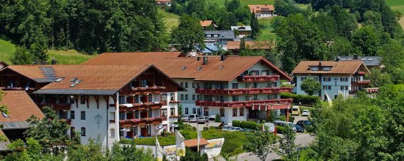 Koenigshof Hotel Resort Außenansicht Sommer
