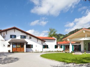 Außenansicht des Landhotel Gockelwirt in Eisenberg im Sommer mit Blick auf das Hotelgebäude