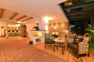 Einblick in die gemütliche Lounge mit Sesseln im Hotel Garni Schellenberg in Oberstdorf