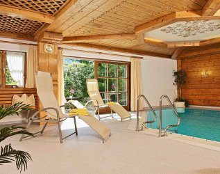 Wellnessbereich mit Pool und Liegen im Hotel Mühlenhof in Oberstaufen