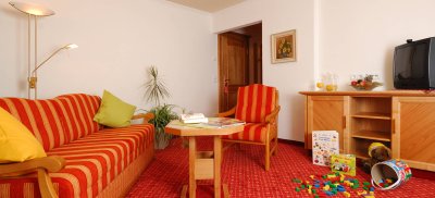 Einblick in eines der gemütlich eingerichteten Zimmer im Hotel Alpenblick in Fischen.