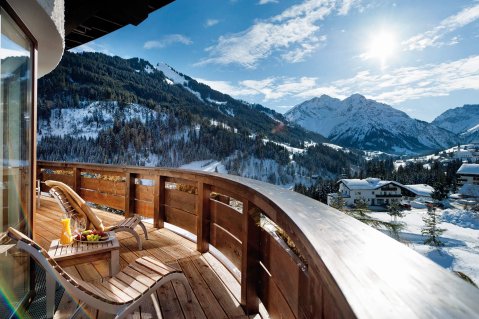 Ausblick vom Balkon des Travel Charme Ifen Hotels im Kleinwalsertal auf das verschneite Bergpanorama