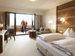 Einblick in eines der modern und gemütlich eingerichteten Zimmer im Landhotel Gockelwirt in Eisenberg.