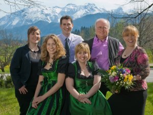 Die Gastgeber im Landhotel Gockelwirt in Eisenberg bei einem Gruppenfoto.