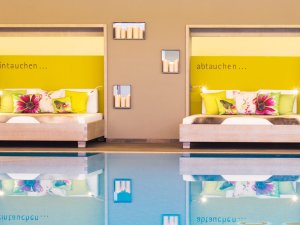 Eindruck vom Innenpool mit Liegen zum Entspannen im Hotel Franks in Oberstdorf.