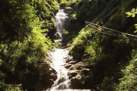 Ein schöner Wasserfall ist ein Ausflugsziel in der Nähe des Nesselwanger Hofs in Nesselwang