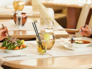 Zwei Gäste genießen ansprechend angerichtete Speisen im Restaurant des Hotels Mohren in Oberstdorf