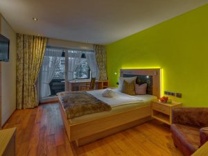 Einblick in eines der modern und gemütlich eingerichteten Zimmer im DIANA Naturpark Hotel in Oberstaufen.