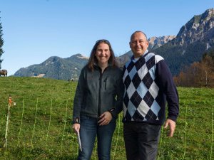 Die Hoteliers im Hotel Mohren in Oberstdorf vor Bergpanorama