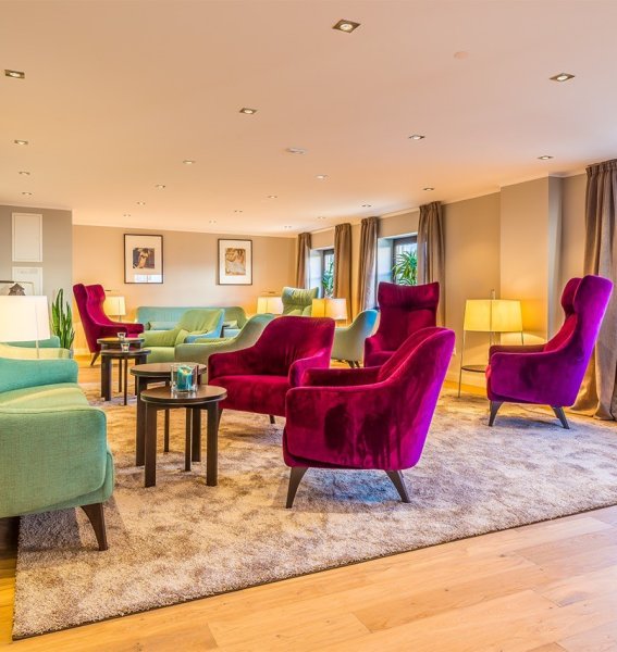 Lounge im Kur und Sporthotel Bayerischer Hof in Oberstaufen mit Blick auf gemütliche Sofas und Sessel