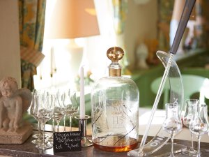 Ein Getränk in einem großen Glas Gefäß mit Gläsern im Hotel Mohren in Oberstdorf