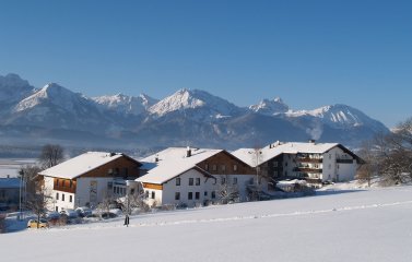 Die Außenansicht des Biohotels Eggensberger in Füssen /Hopfen am See im Winter.