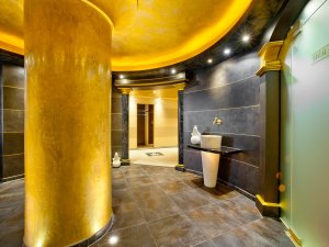 Einblick in den Wellnessbereich mit vergoldeter Säule und Decke im Hotel Schlosskrone in Füssen