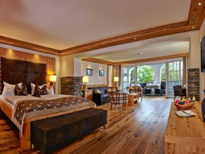 Einblick in eines der gemütlichen und modernen Zimmer im Hanusel Hof in Weitnau